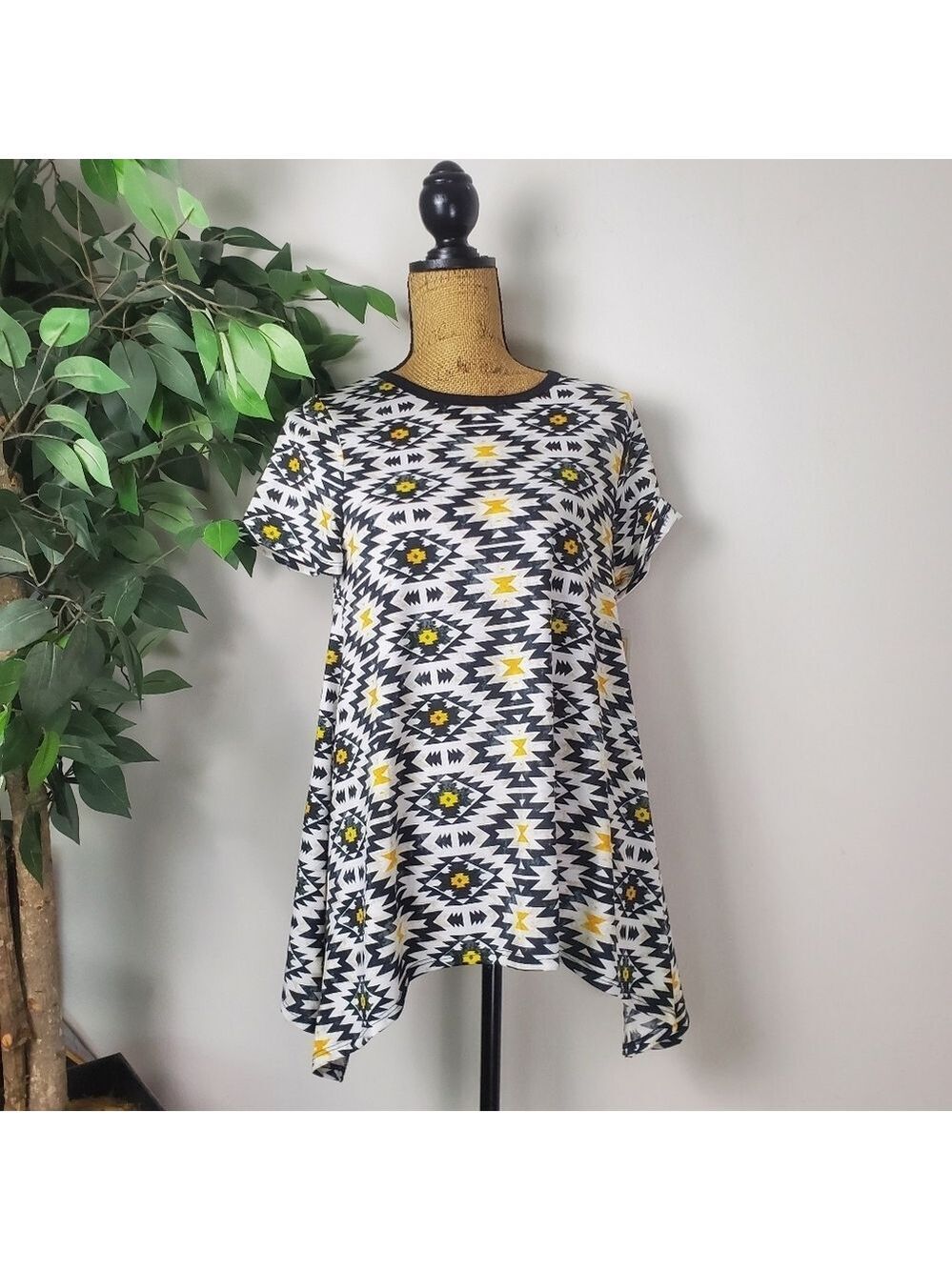 Lularoe Melissa Tunic Top Womens Size XS Black White Aztec Print